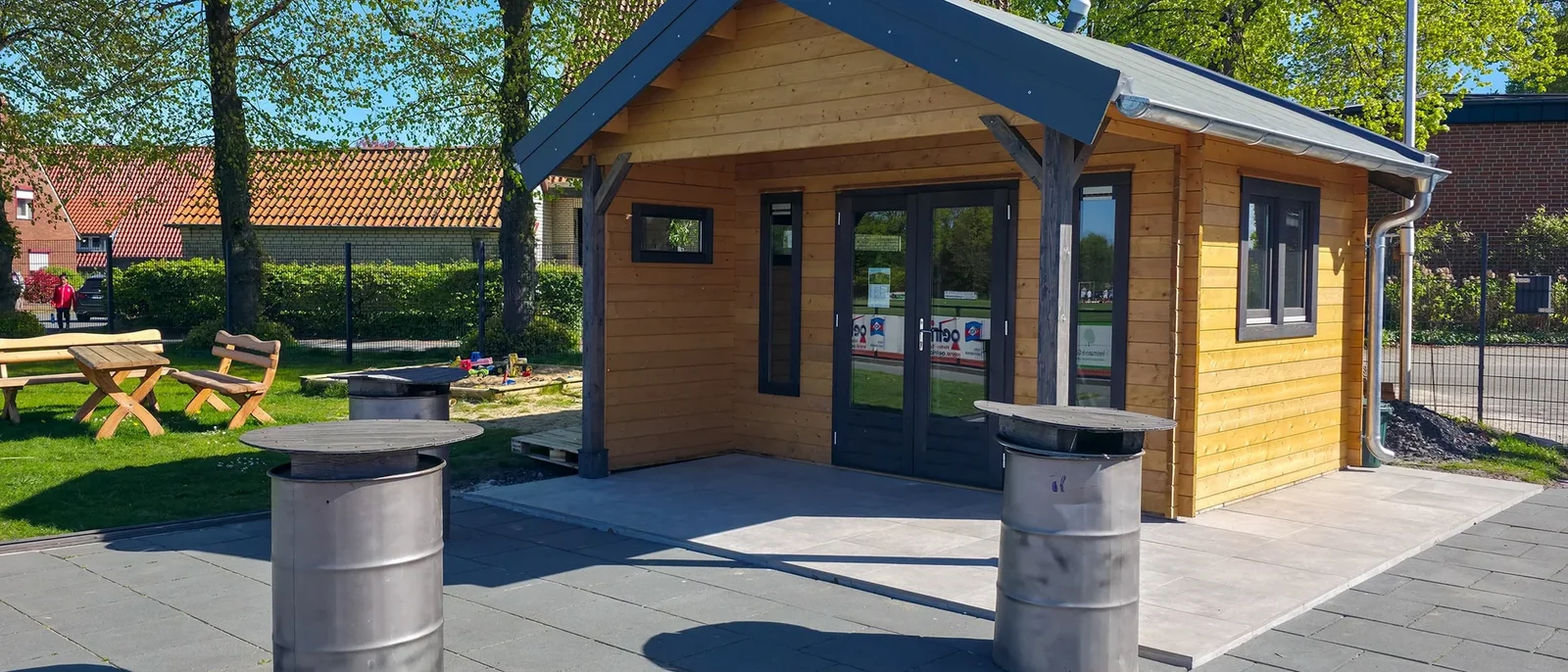 Die Berghütte mit Terrasse und Sitzgruppe auf der Vereinsanlage am Kahlen Berg