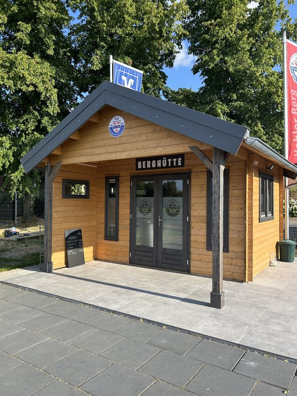 Die Berghütte mit Terrasse und Sitzgruppe auf der Vereinsanlage