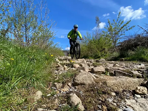Mountainbike-Fahrer auf einem steinigen Trail