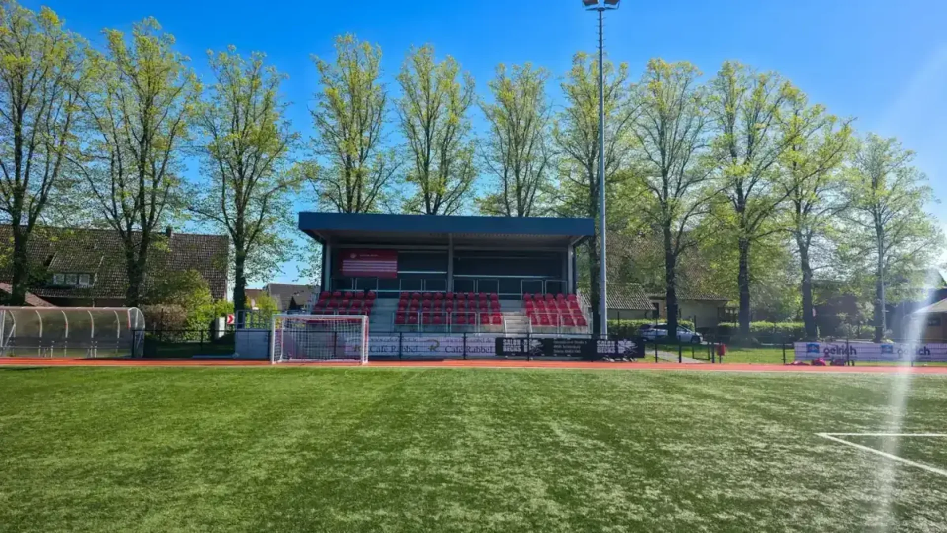 Sportplatz und Tribüne des TuS Graf Kobbo
