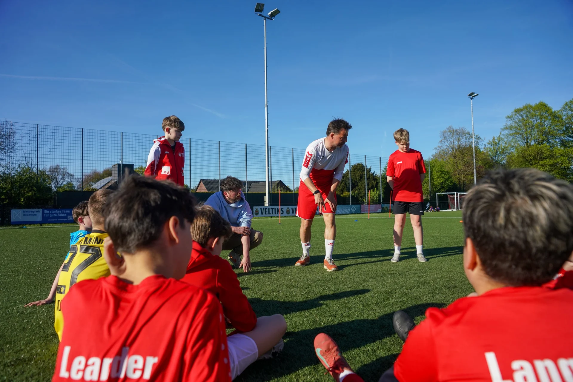 Trainer mit einer Kindergruppe