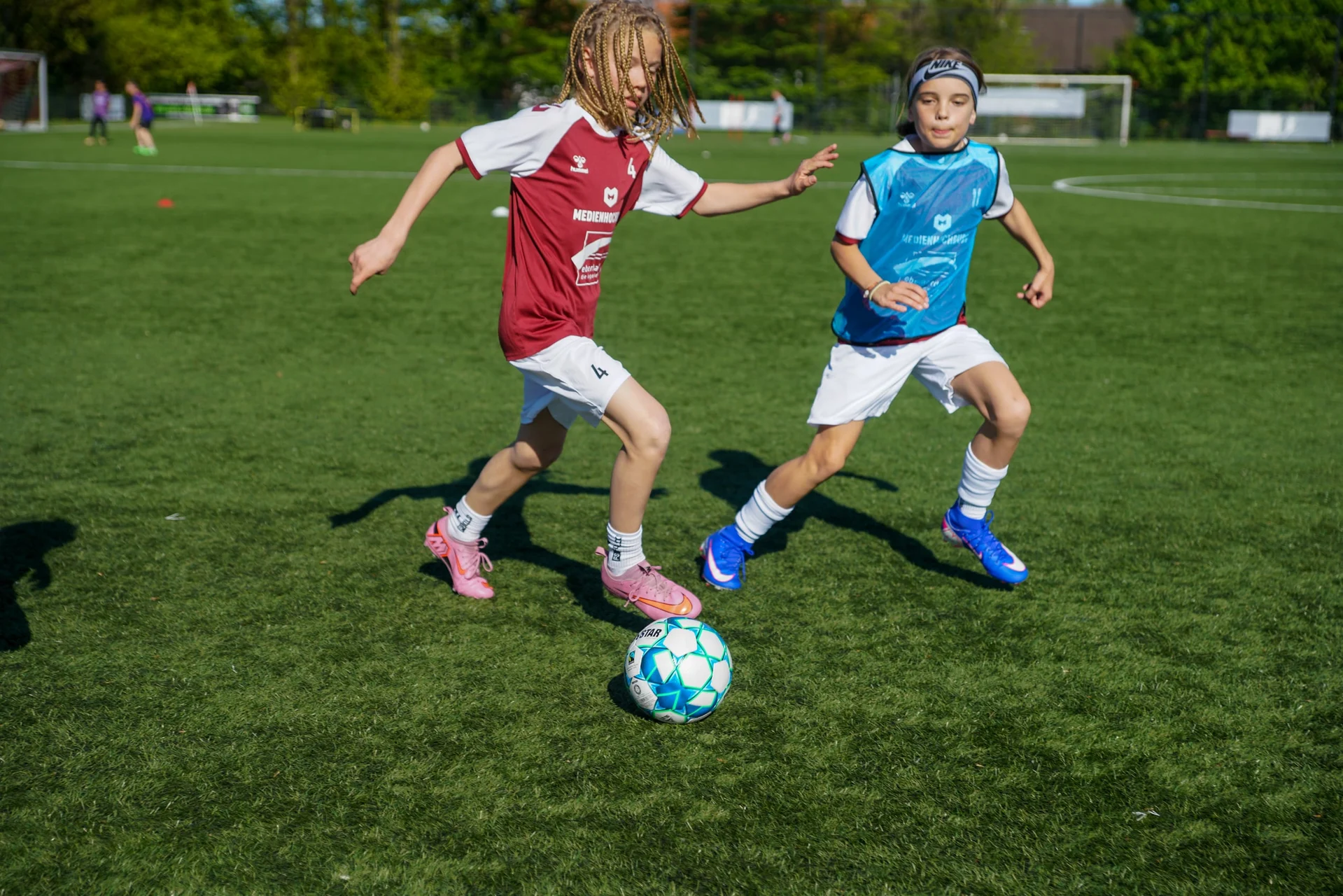Kinder beim Fußballspiel