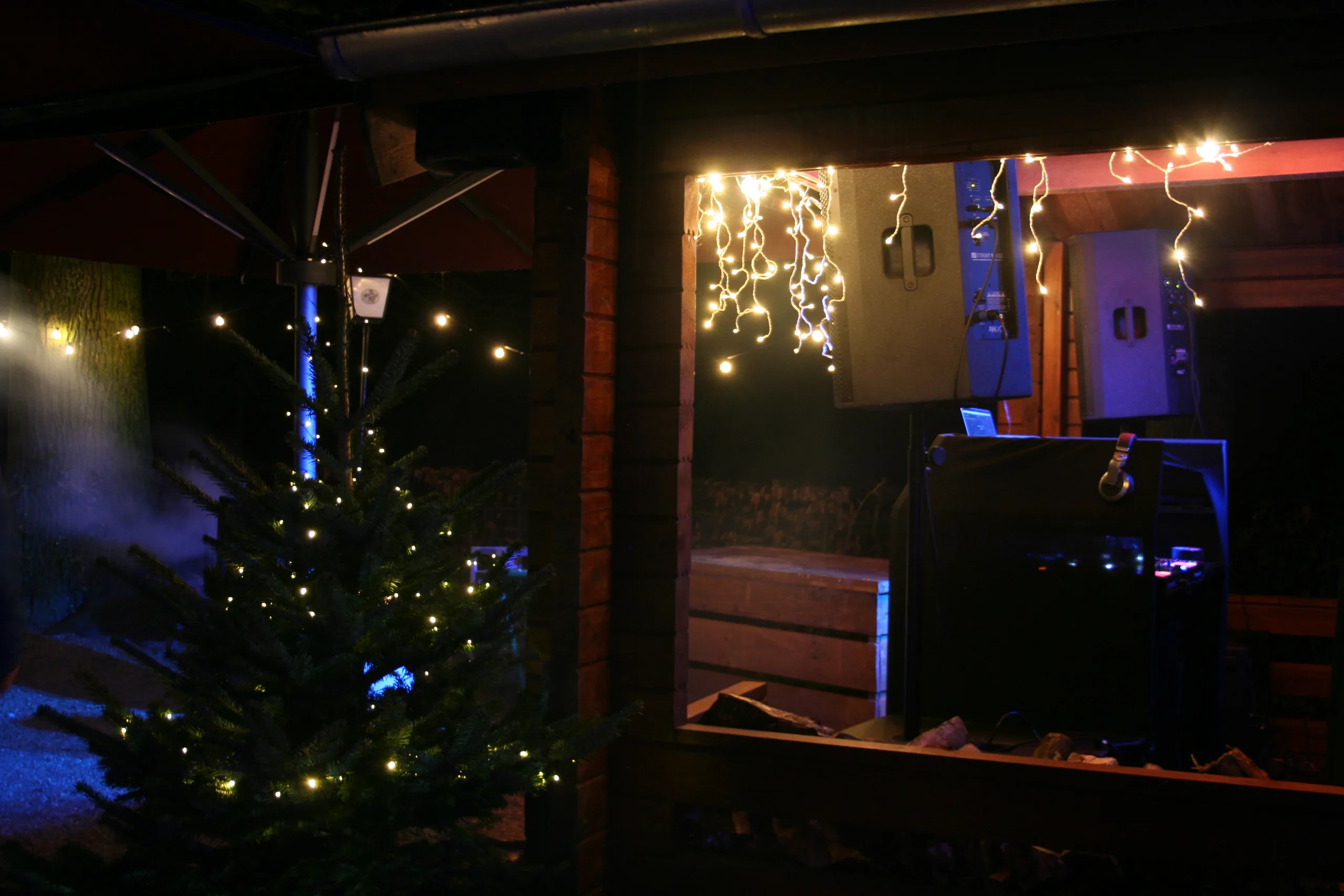 Weihnachtsbaum mit Lichterkette an der Berghütte