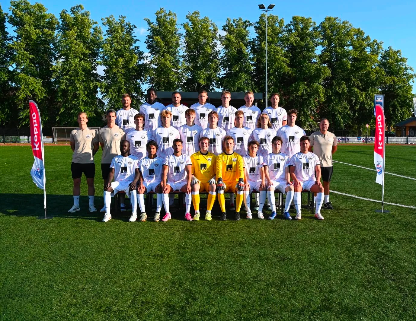 Mannschaftsfoto der ersten Herrenmannschaft des TuS Graf Kobbo auf dem Sportplatz