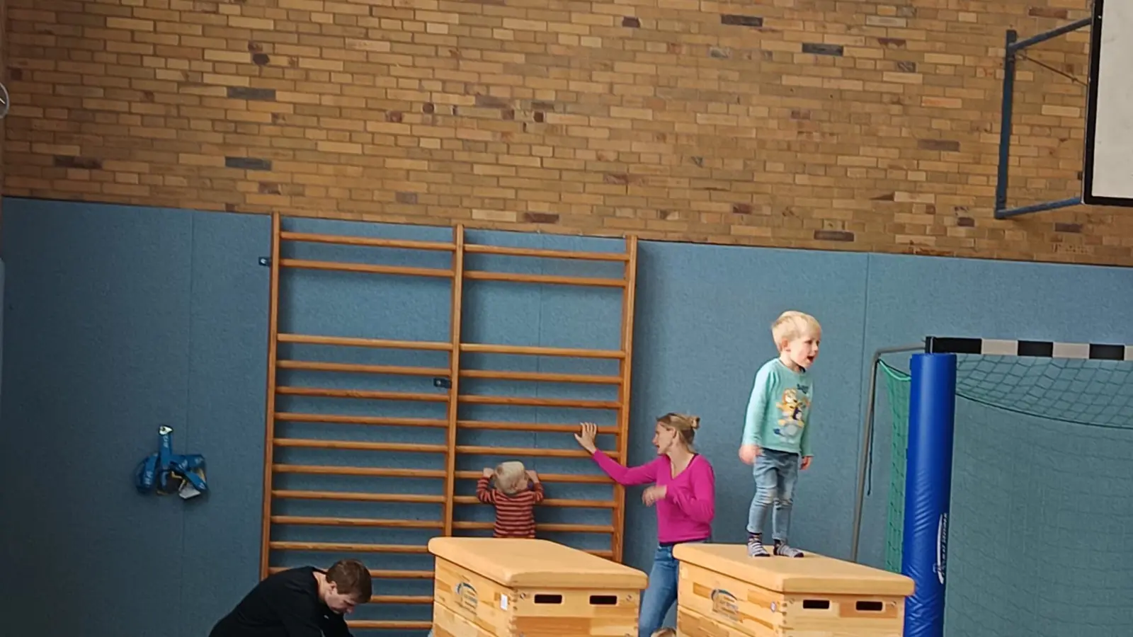 Kinder in Bewegung beim Turnen in der Sporthalle